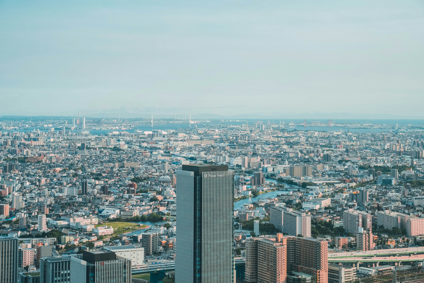 愛知・名古屋の市街地と産業地域を望む風景